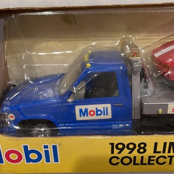 Mobil Collector’s toy truck - Picture 5 of 6